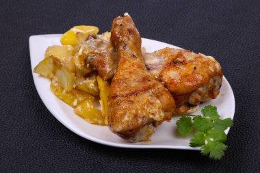 patates ile kavrulmuş tavuk budu