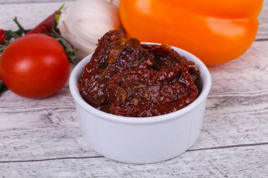 Zeytinyağlı kase kuru domates