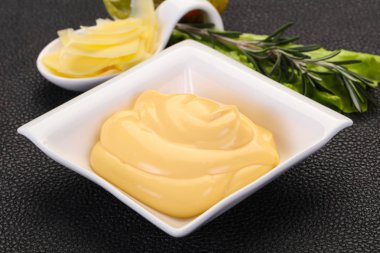 Kabın içinde peynir sos