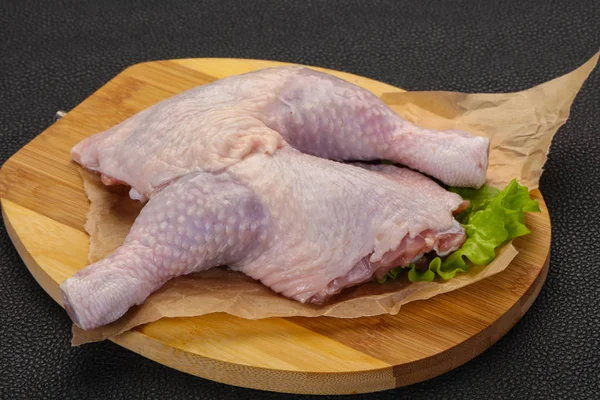 Pierna de pollo crudo —  Fotos de Stock