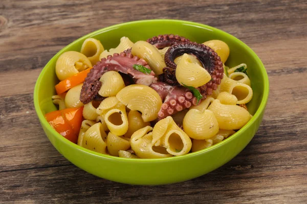 Nudeln mit Oktopus und gelben Tomaten — Stockfoto