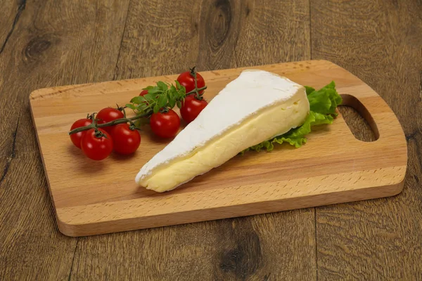 Brie osttriangel serveras sallad — Stockfoto