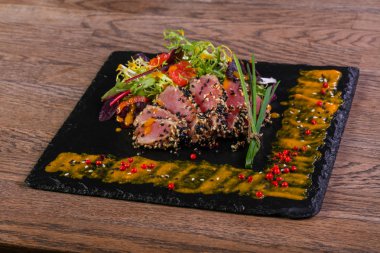 Soslu ton balığı carpaccio