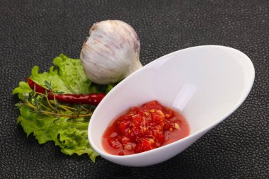 Baharatlı domates ve sarımsak sosu