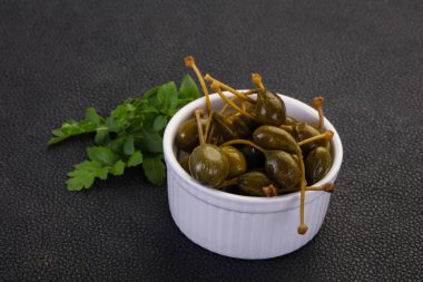 Kabın içinde turşu Capersberries