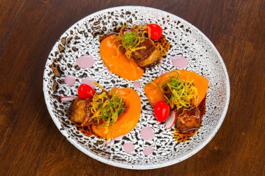 Havuç soslu fırında domuz eti