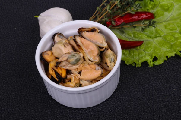 Moules marinées dans le bol servi poivre, ail et salade — Photo