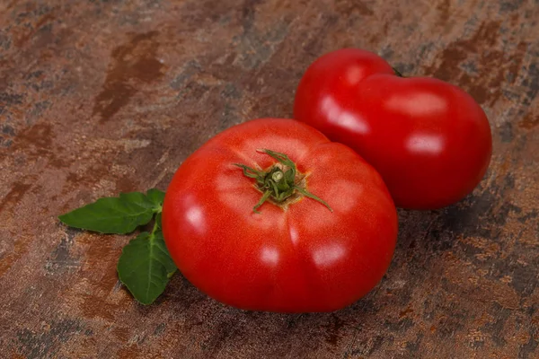 Reife Tomate über hölzernen Hintergrund — Stockfoto