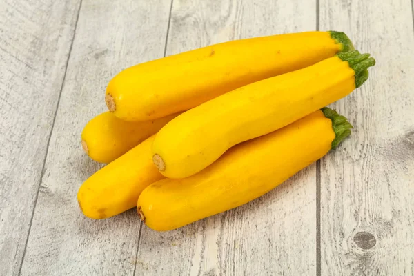Rijpe smakelijke gele jonge courgette — Stockfoto