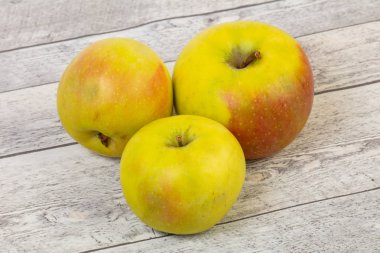 Arka plan üzerinde olgun elma