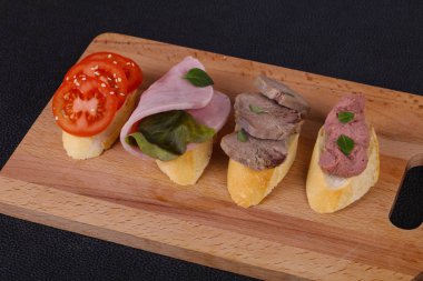 Bruschetta domates, jambon ve dil ile