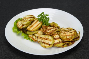 Izgara patlıcan dilimleri fesleğen servis