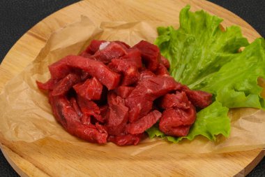 Pişirme için dilimlenmiş çiğ sığır eti