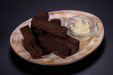 Sarımsak soslu siyah kruton