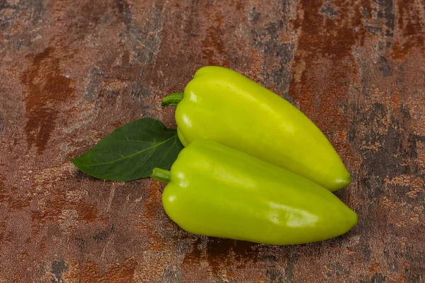 Grüne Paprika auf hölzernem Hintergrund — Stockfoto