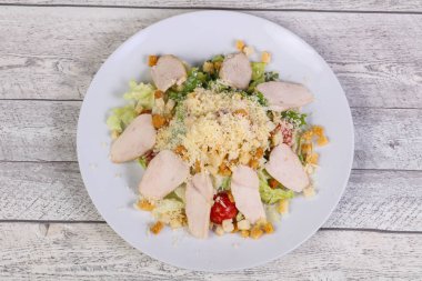 Sezar salata tavuk göğsü ile