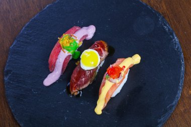 Ton balığı, somon ve sığır eti ile suşi