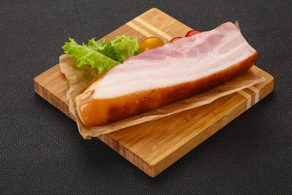 Копченая свиная грудь с листьями салата — стоковое фото