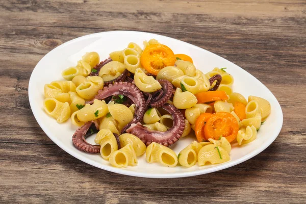 Pasta met octopus en gele tomaten — Stockfoto