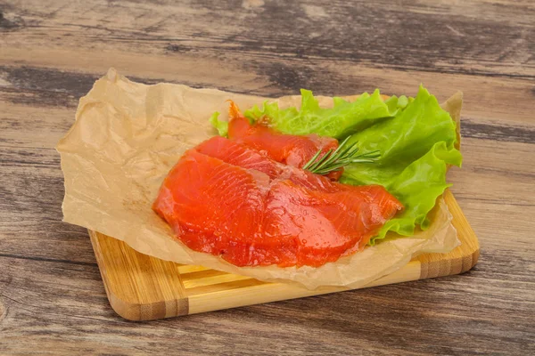 Filetto di salmone affettato servito rosmarino — Foto Stock