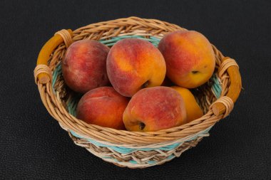 Ahşap sepette şeftali yığını