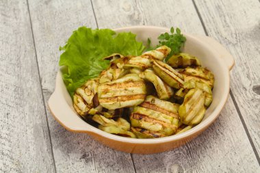 Izgara patlıcan dilimleri fesleğen servis