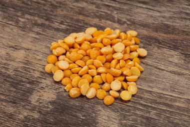 Yemek pişirmek için çiğ kuru bezelye