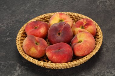 Tatlı olgun lezzetli düz şeftali