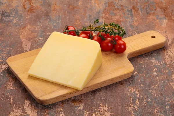 Pezzo di parmigiano duro — Foto Stock