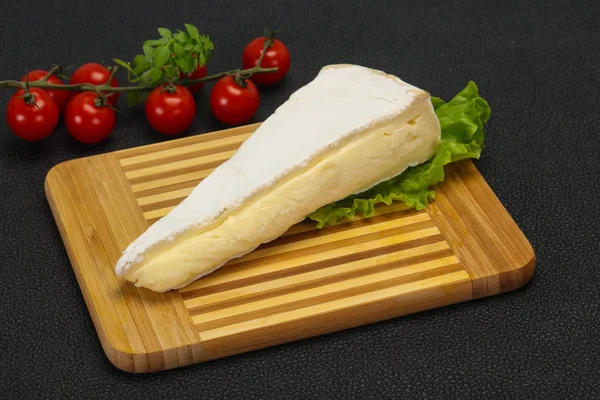 Brie osttriangel serveras sallad — Stockfoto