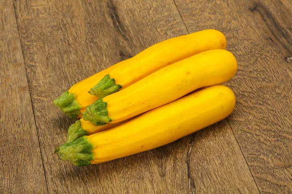 Dojrzałe smaczne żółte młode cukinia — Zdjęcie stockowe