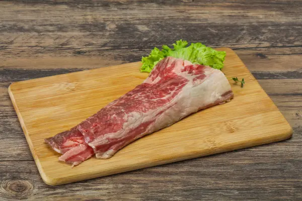 生牛肉熏肉在木板上 — 图库照片