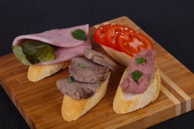 Bruschetta domates, jambon ve dil ile