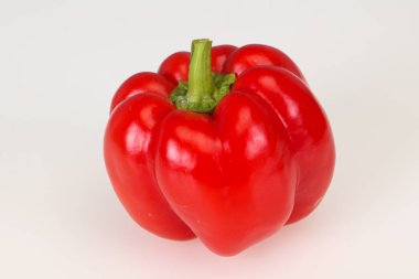 Olgun kırmızı dolma biber beyaza izole edilmiş.