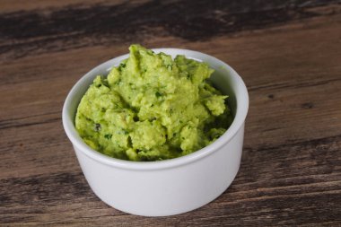Acı biber ile Avokado guacamole sos