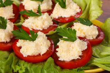 Maydanoz servis peyniri ile domates dilimleri