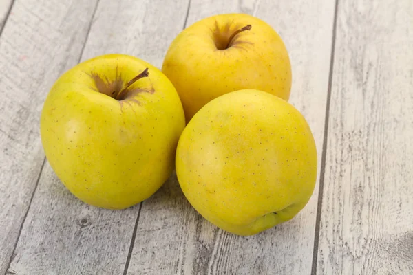 Manzanas amarillas maduras — Foto de Stock