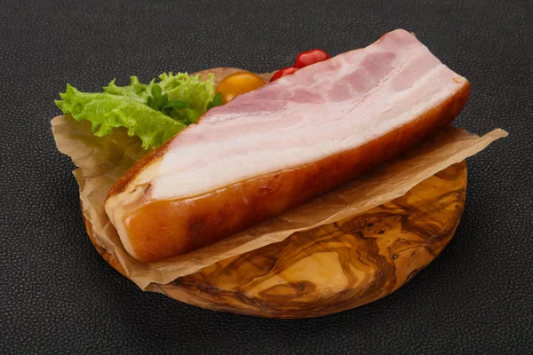 Geräucherte Schweinebrust mit Salatblättern — Stockfoto