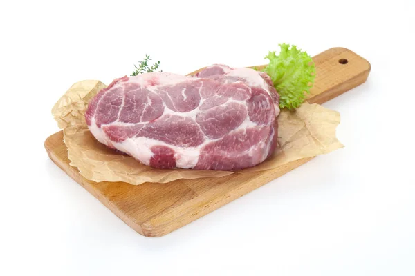 나무 판 위에 생 돼지고기 스테이크 — 스톡 사진