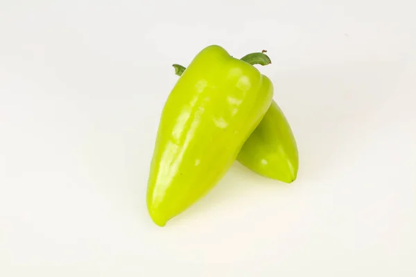 Süße grüne Paprika isoliert auf weiß — Stockfoto