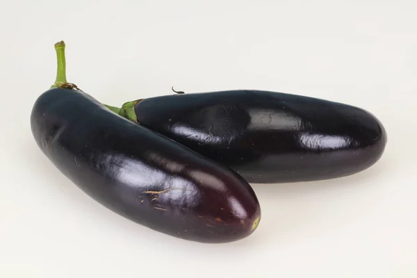 Rijp aubergine geïsoleerd op wit — Stockfoto