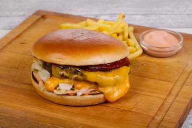 Burger ile sığır eti, peynir ve buzdağı salatası