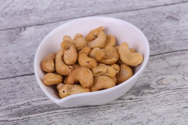 Kaju fıstığı yığın kabın içinde