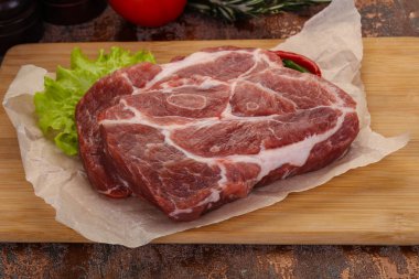 Çiğ domuz eti boyun biftek