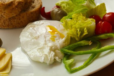 Ekmek ve peynir ile Benedict yumurta