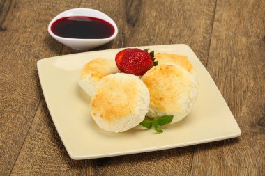 Reçel ve stravberry ile lor krep