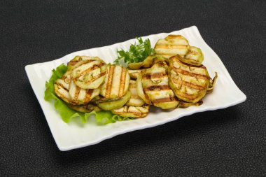 Izgara patlıcan dilimleri fesleğen servis