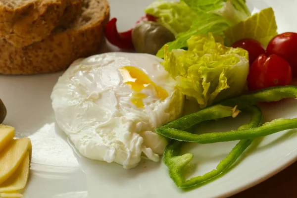 Ekmek ve peynir ile Benedict yumurta