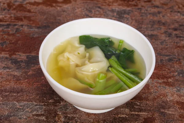 Asiatische traditionelle Wonton-Suppe mit Kräutern — Stockfoto