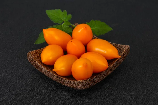 Tumpukan tomat kuning di mangkuk kayu — Stok Foto